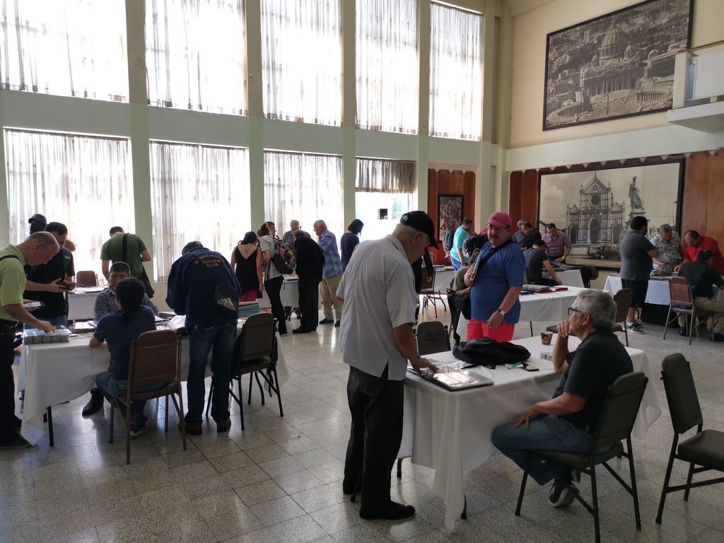 Personas participantes en una feria numismática organizada por la ANC
